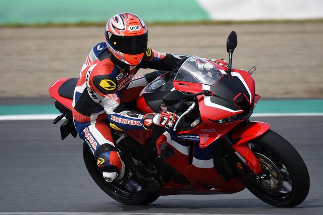 画像3: 全日本ロードレースの昼時間に、伊藤真一氏によるデモランが実現!