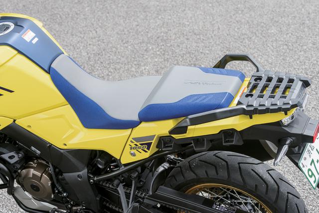 画像: シートはライダー側、タンデム側で分割され段差も設けられたセパレートデザイン。シートの表皮は、グリップ力が高い素材を使用することでホールド性をアップ。さらに新設計の形状を採用することによって、長距離ツーリングなどの安定性を高め、疲労を軽減する快適な乗り心地を実現している。XTはライダーの体格に合わせられるシート高の2段階調整機構も装備。