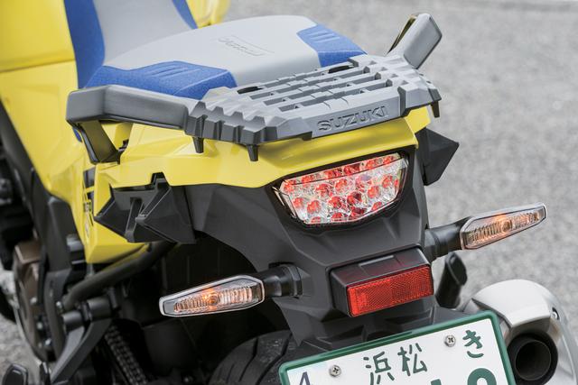 画像: トップケースのベースにもなるリアキャリアの下に見えるテールランプに、高級感を感じさせるクリアレンズを採用しているのもXTの特徴。スタンダードモデルでは赤いレンズとなる。