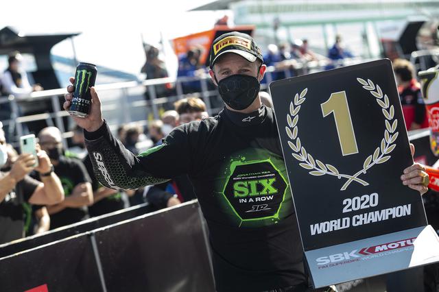 画像: 最終戦までもつれましたが、6連覇を達成したジョナサン・レイ Tシャツには「6連覇」 アライヘルメットが製作したチャンピオン決定スペシャルヘルメットには「チームワーク」「犠牲心」「決定力」「姿勢」「恒常性」「信じる」と6つの項目も書かれています