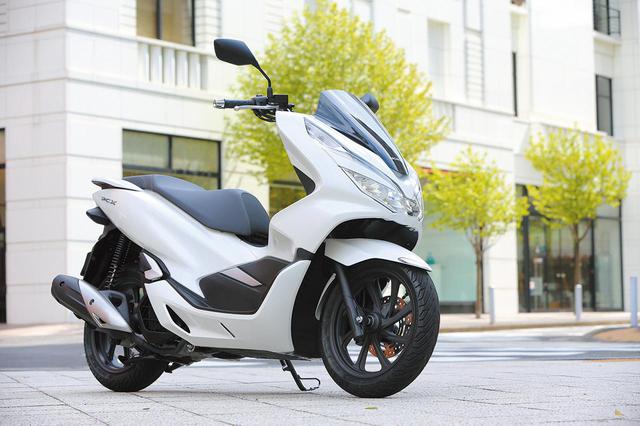 画像: ●水冷4ストOHC2バルブ単気筒●124㏄●12PS/8500rpm●1.2㎏-m/5000rpm●764㎜●130㎏●8L●100/80-14・120/70-14