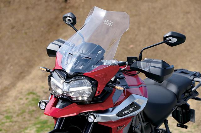 画像: 個性的なデザインのLEDヘッドライトは中央にコーナリングランプも装備。スクリーンは電動の無段階調整式が標準となっている。