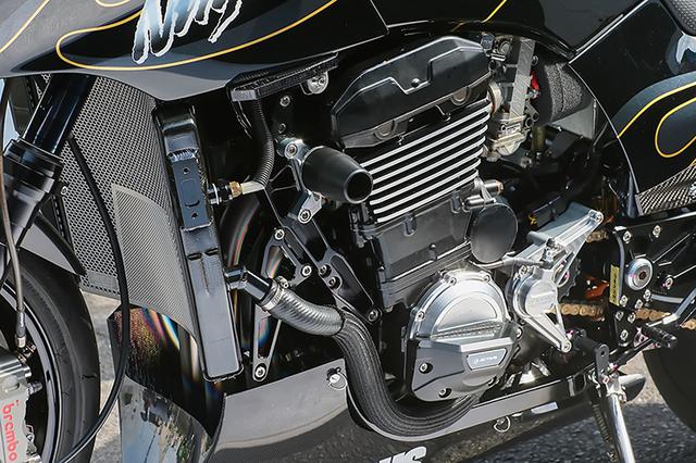 画像: エンジンはZRX1100(1062cc)に換装し、ヨシムラST-1カムをセット。状態が良いこともあり、入庫時のエンジンをスープアップするよりもローコストでパワーとパンチが高まるとしての選択。ライト改のために純正同等のライフも得られることになった。エンジンスライダーはアクティブのハイブリッドタイプ、キャブレターはFCRφ37mmでアンダーカウルはパワービルダー製だ。