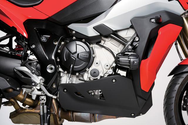 画像: 現行のS 1000 RR用をベースに開発された水冷並列4気筒エンジンは、単体重量も従来モデルより5kg軽量化。中低速重視のパワー特性のために、RRでは採用された可変バルブ機構のシフトカムは採用されていないが、それでも最高出力165PSという充分に強力なエンジンだ。さらに高速巡航での快適性をアップするために、ミッションは4~6速のギヤレシオを高速寄りに変更している。