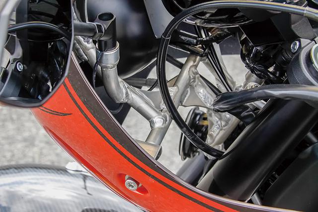 画像: このようなカウルステー(写真はテスト中の試作品)やスクリーン(この車両ではミラータイプを装着する。既存品のZ用ではクリア、スモークも設定される)等もキットに付属する。ハンドルバーはアクティブ・ファナティックでややフラット目にしてカウルとの干渉を防ぎ、同目的でスロットルホルダーも同梱予定と、オールインワンの設定がされる。