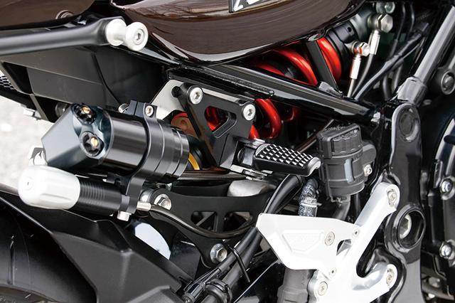 画像: リヤショックは車体姿勢を適正化する、同店オリジナル設定によるハイパープロ。このZ900RS用にはスプリングカラーも変更している。