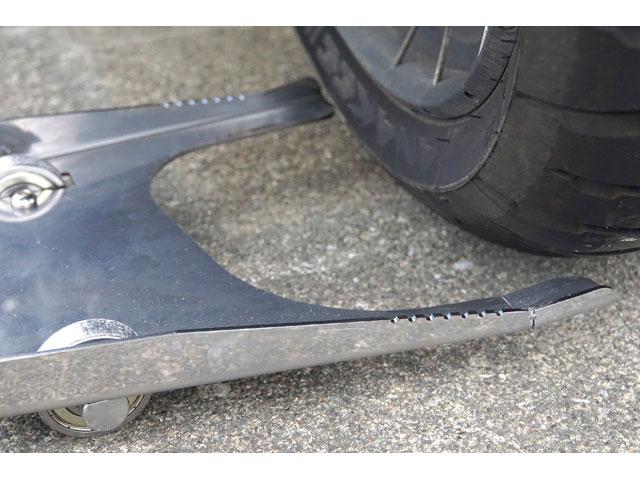 画像: ツノの先端の形状がポイント。差し込みやすく抜けにくい形状になので、バイクを押すだけじゃなく引くこともできるようになっている。こだわりの形状なのだ。