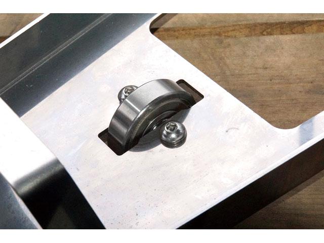 画像: 交換できる設計になっている車輪は、汎用のベアリングを使用。万一壊れても同じ規格のモノを買ってくればすぐに治すことができる。汎用品なので価格も安い。