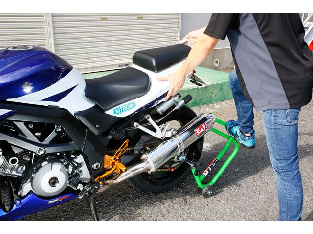 画像: 車体左側後部、ナンバープレート辺りに立ち(ここが重要。車体真後ろで作業すると、いざという時に車体を支えきれなくなる)、テールカウルをゆっくり押して車体を直立に立たせる。