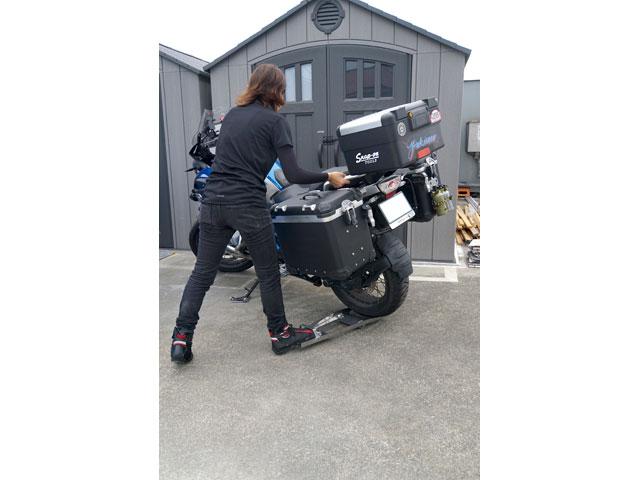 画像: 試しに身長155cm/体重46kgのバイク女子に総重量300kgを超えると思われるBMW R1200GSの移動に挑戦してもらった。最初は踏んでもバイクじゃなく本人が浮いてしまうという事案が発生したが、何度かトライして慣れたら問題なく動かせた。