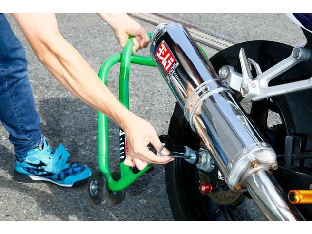 画像: 車体右側からシャフトを差し込んでいく。なお、はじめて受けは対象車のアクスルシャフトがφ9mm以上の中空であることが条件(MT-07/トレーサーを除く)。購入時には要注意だ。
