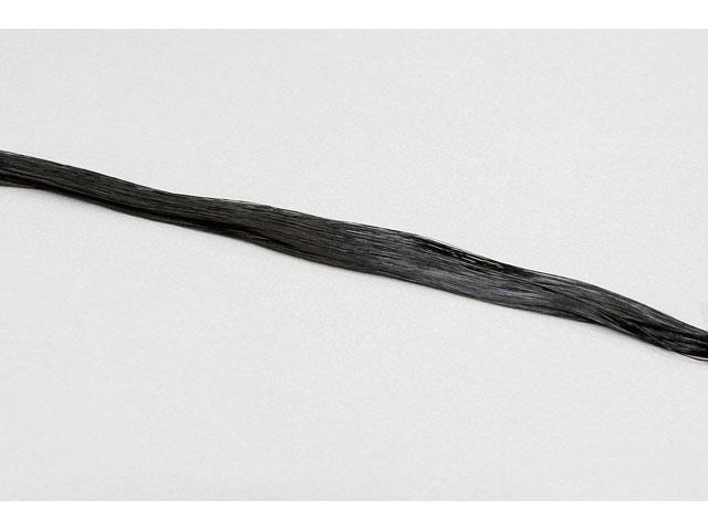 画像: 髪の毛より細い、フラット式特殊カーボンによる発熱素材。ジャケット&パンツなど大半の製品に使われるものだ。電源はDC12Vを使用。バイクのバッテリーから専用ハーネスで供給する。