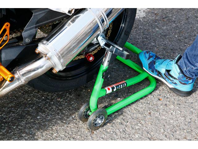 画像: スタンド最後部のパイプを軽く踏み込めば、驚くほど簡単に愛車にスタンドがかかる。外す際の作業はこの逆順。くれぐれも、サイドスタンドを出しておくことをお忘れなきように。