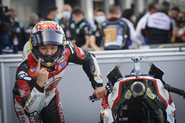 画像: 予選終了後のパルクフェルメで 間違いなくこの日、タカは絶好調でした