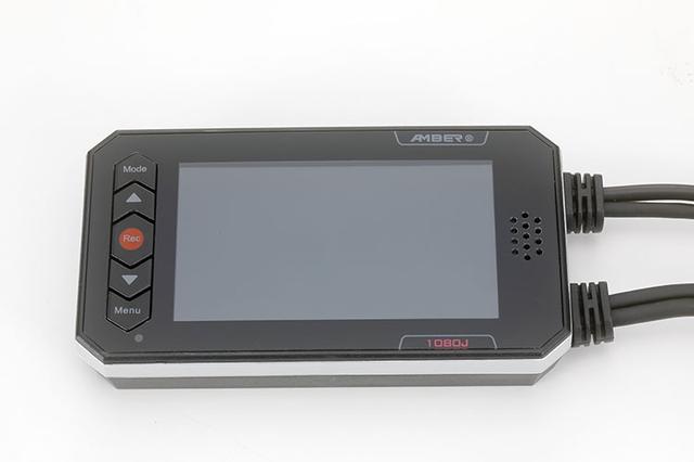 画像: 製品には本体マウント付き。写真で見えないが、スイッチ側側面にはMicroSDカードとMicroUSBを挿すスロットがある。Gセンサーを内蔵し、衝撃を感知した瞬間を含むファイルをロック保存してくれる。ループ録画機能付きのほか、アクションカメラとして使っても、前後同時録画で最大12時間の録画が楽しめる。