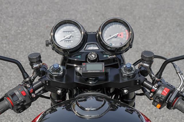 画像: ウイングタイプのトップブリッジは、しゃぼん玉ZEPHYR1100用ショートオフセットステムKIT TYPE3。オフセットは純正の40mm→35mmになる。左右マスターシリンダーはゲイルスピード・エラボレートにクイックリリースピン/ホール加工レバーを備えた、しゃぼん玉オリジナル品をセットする。