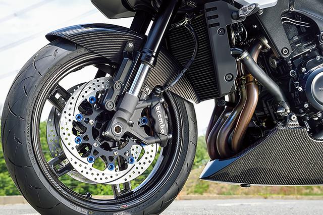 画像: 6082-T6アルミ材のハブ以外すべてドライカーボン製のBSTカーボンホイール(5スプリットスポークの“ラピッドテック”/3.50-17・6.00-17サイズ、57万円+税。艶あり/なしとも同価格)はフロント2.4kg/リヤ3.2kgの軽さが最大の強み。フットワークも軽くなる。