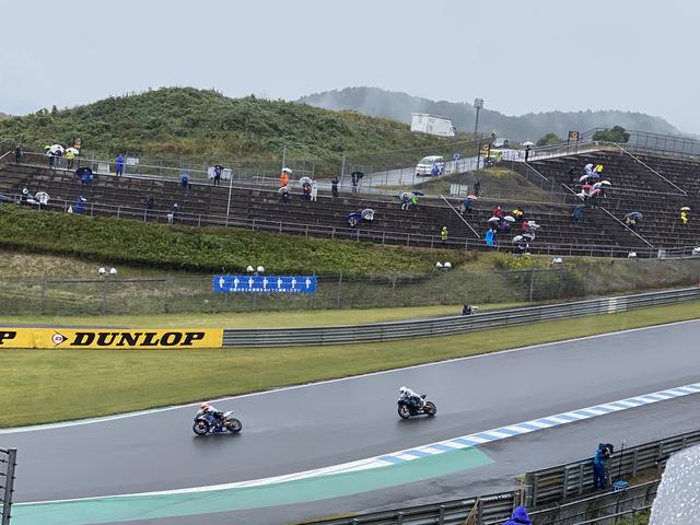 画像: 土曜日雨の中の予選中。コースを挟んで奥にあるのがG席です。