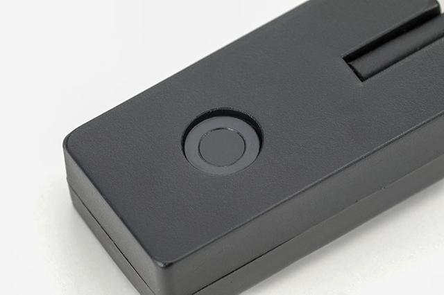 画像: コントローラーのボディ裏面にはマイクも装備されている。