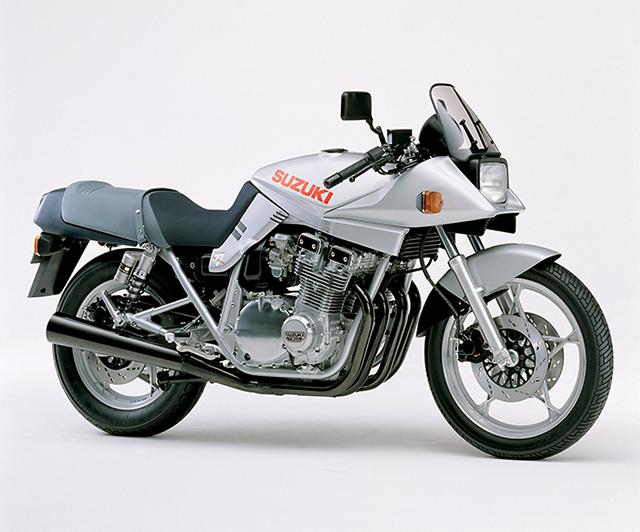 画像: 国内での排気量上限規制が撤廃されたのに合わせ、レギュラーモデルとして登場。電動アシストクラッチ装備、前後サス変更など各部を改良。