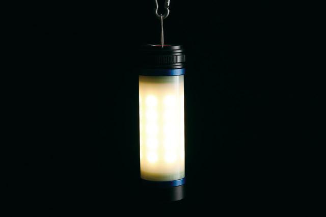 画像: ランタンとして使うなら約3000~3500ケルビンの電球色モードがお勧め。最強で2~3時間、最弱なら25時間連続点灯する。
