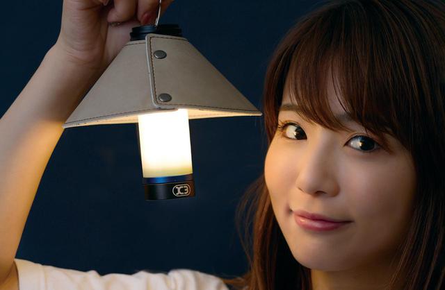 画像: 別売のランプシェードを装着し、電球色ボディライトモードにした状態。やさしい光色でテント内照明にも合う。