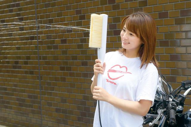画像: 水流は強くないが、汚れをブラシでこすりながら洗い流せることがポイント。本体重量は約400gだ。