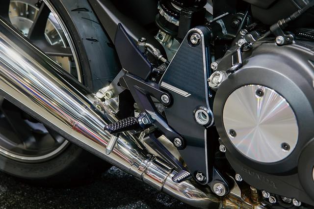 画像: ステッププレートやピボットまわり、エンジンカバーはベースと思われるCB1000Rのデザインをアレンジしている。