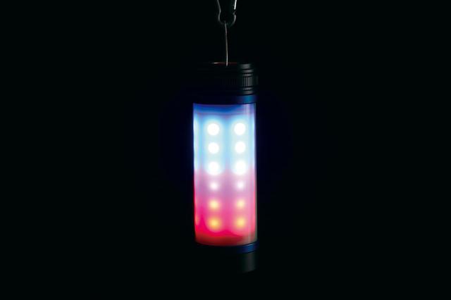 画像: エマージェンシーモードでは3種類に点滅パターンを変えながら赤と青のLEDが点滅。かなり遠くからでも目を引く光り方だ。