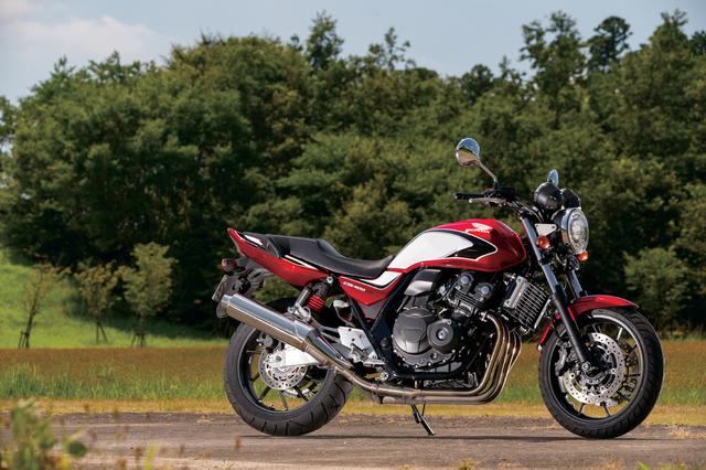 画像: HONDA CB400 SUPER FOUR エンジン型式:水冷4ストOHC4バルブ並列4気筒 総排気量:399cc 最高出力:56PS/11000rpm 最大トルク:4.0kg-m/9500rpm シート高:755mm 車両重量:201kg 燃料タンク容量:18L タイヤサイズ(前・後):120/60ZR17・160/60ZR17 価格:88万4400円/ツートーンカラーは92万8400円(消費税10%込)