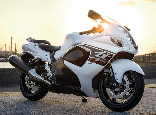 画像: SUZUKI HAYABUSA エンジン形式:水冷4ストDOHC4バルブ並列4気筒 総排気量:1339cc 最高出力:197PS/8500rpm 最大トルク:15.8kg・m/7200rpm シート高:805mm 車両重量:268kg 燃料タンク容量:21L タイヤサイズ(前・後):120/70ZR17・190/50ZR17 メーカー希望小売価格:160万9200円(2017年当時)