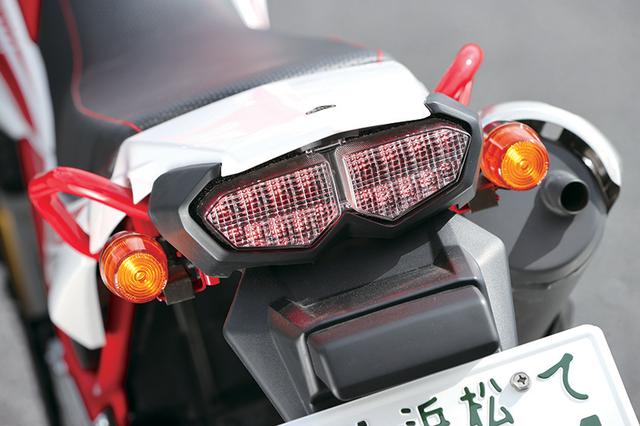 画像: テールランプは法規対応のためXT250Xに使用されたLEDに変更。点灯面積が拡大し被視認性が向上。