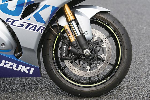 画像: SHOWA製バランスフリーフォークに加え、ブレンボ製モノブロックキャリパーとブレーキローター、ステンメッシュブレーキホースを採用。