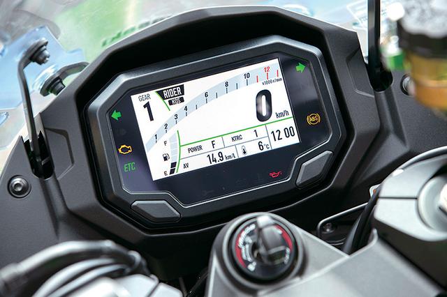 画像: メーターはカラー液晶となり表示も選択可能。スマートフォンとブルートゥースで接続され、走行ログを記録、閲覧できる。