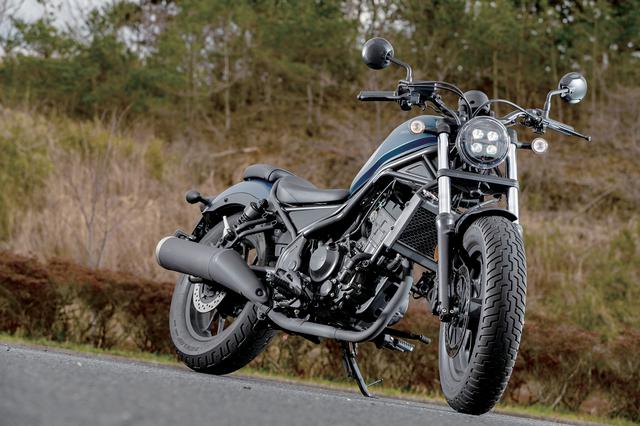 画像: HONDA REBEL250 エンジン型式:水冷4ストDOHC4バルブ単気筒 総排気量:249㏄ 最高出力:26PS/9500rpm 最大トルク:2.2kg-m/7750rpm シート高:690mm 車両重量:170kg 燃料タンク容量:11L タイヤサイズ(前・後):130/90-16・150/80-16 価格:59万9500円(消費税10%込)