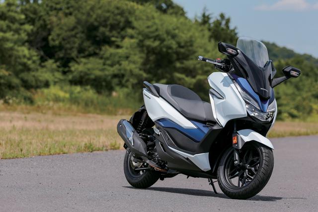画像: HONDA FORZA エンジン型式:水冷4ストOHC4バルブ単気筒 総排気量:248㏄ 最高出力:23PS/7500rpm 最大トルク:2.4㎏-m/6250rpm シート高:780㎜ 車両重量:184kg 燃料タンク容量:11L タイヤサイズ(前・後):120/70-15・140/70-14 価格:65万8900円(消費税10%込)