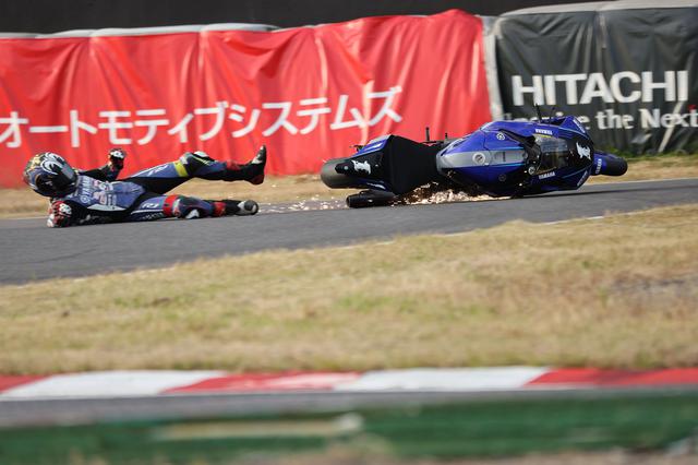 画像: 日曜のレース2、シケイン進入で転倒した中須賀君 まだ勝負をかけるのは早い周回だった(写真/小縣清志)