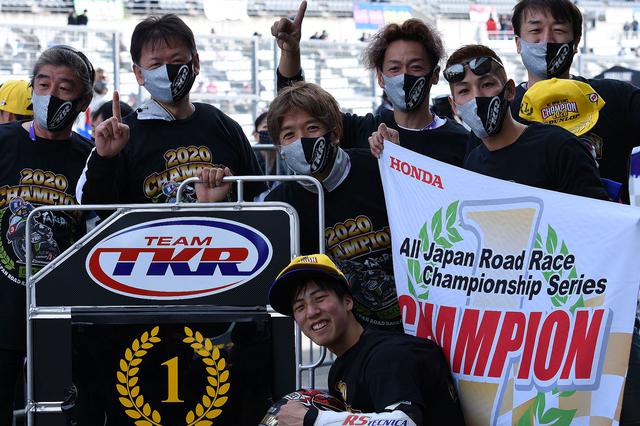 画像: TEAMタケルの面々。「チームのみんなが喜んでくれたのがうれしかった」っていうところもタケルらしいね