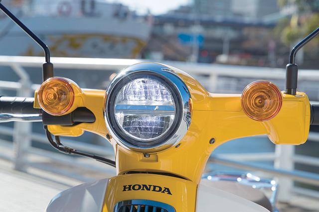 画像: 2018年型から丸目のLEDヘッドライトを採用。左右に配置されたウインカーとともに、スーパーカブの伝統的なスタイルを再現。
