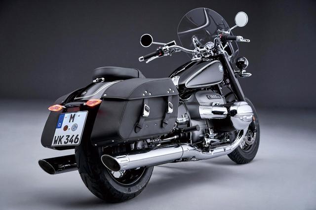 画像: サドルバッグは着脱可能。バッグに接触することのないよう、サイレンサーはR18とは異なる形状の専用品を採用している。