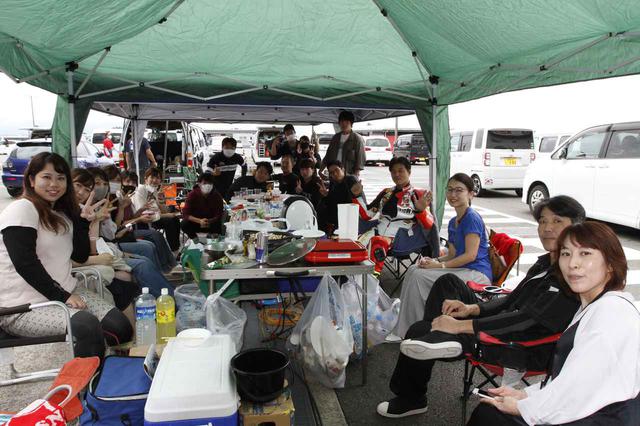 画像1: パドックではBBQもOK! お祭り気分で楽しめ!