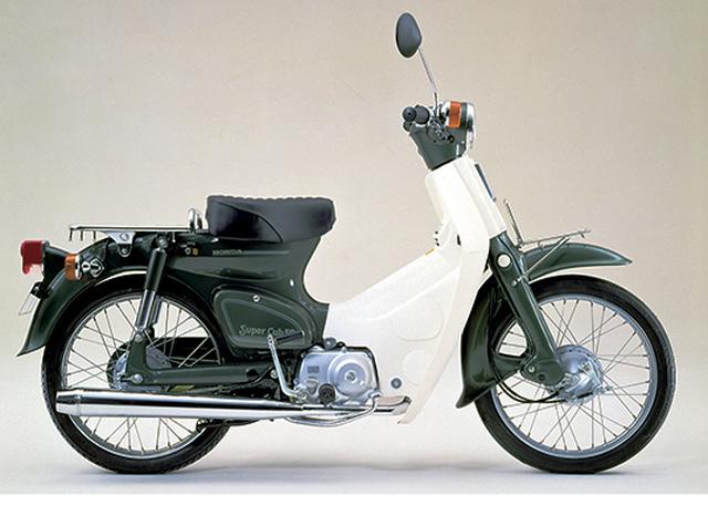画像: 呼称はスーパーカブ50に。エンジンは改良され85㎞/L→105㎞/Lに定地燃費が向上。車体は燃料タンク一体型に統一された。