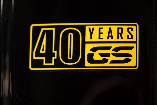 画像: タンク上には40周年の記念ロゴをあしらう。G310GSやR1250GS/アドベンチャーの記念モデルにも同じロゴが使用されている。