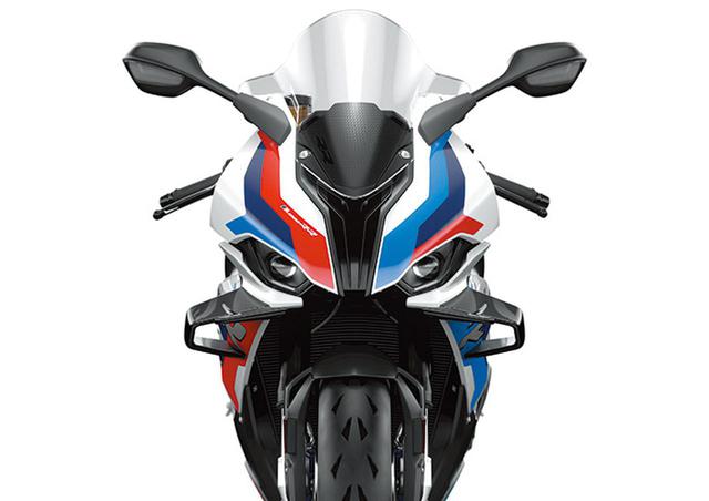 画像: LEDヘッドライト、ミラーウインカーの採用でタイトにまとめられたフロントマスク。S1000RR譲りだがウイングレットの存在感が目立つ。