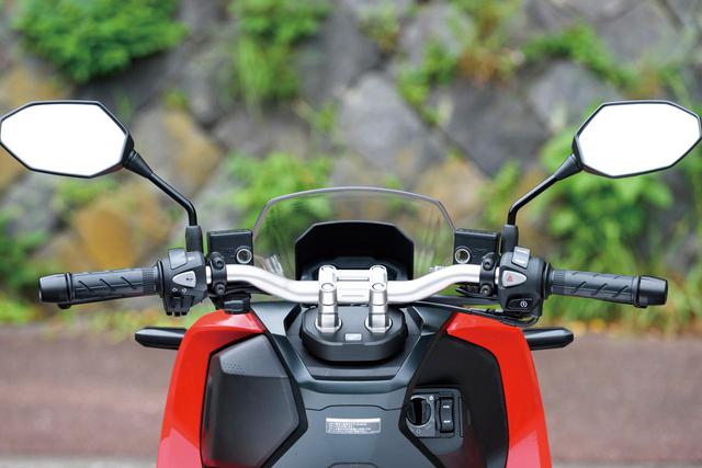 画像: 乗車時のミッション車に乗っているような感覚は、このアドベンチャーバイクのような幅広のバーハンドルによるものが大きい。ハンドルが驚くほど切れ、小回りもラクラク。