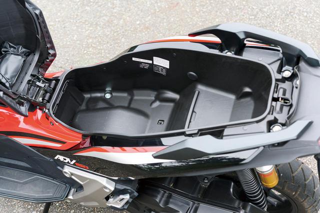 画像: ラゲッジスペースの容量はX-ADVを上回る27L。テントのポールなど長物を入れやすい形状をしているのが魅力。ヘルメット+αで荷物が入るので普段の買い物でも大活躍。