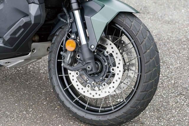 画像: フロントブレーキはCRF1000Lアフリカツインにも採用されているダブルディスク。タイヤサイズは前17・後15インチ。スポークホイールのチューブレス仕様。