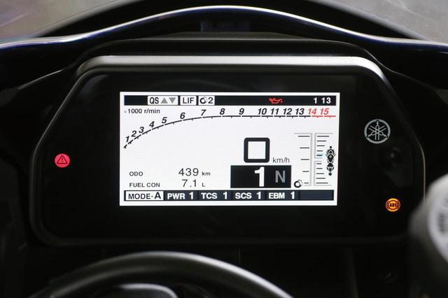 画像: フルカラーの4.2インチTFTメーターは表示項目も多彩。右の図は走行中の荷重状態をリアルタイム表示するもの。