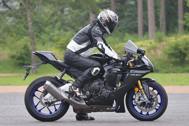画像: ヤマハ「YZF-R1M」ライディングポジション・足つき性