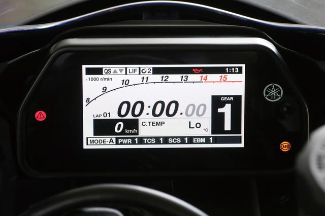 画像: こちらはサーキット走行時などに便利なモード。ラップタイム表示と水温計を大きく取り、スピード表示は小さくなる。